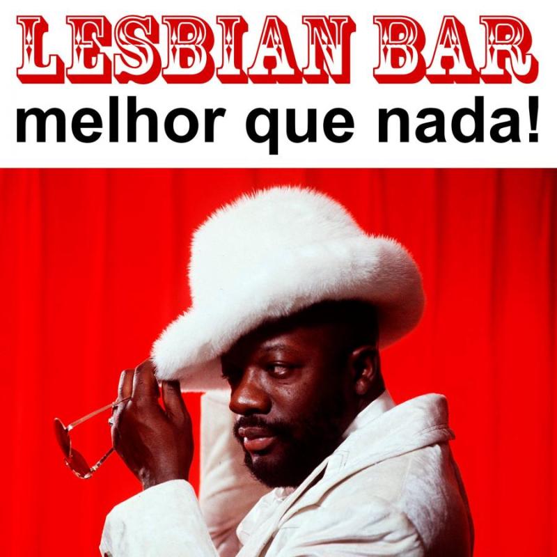 Homem com chapéu em bar LGBT com fundo vermelho, from the Cordel collection
