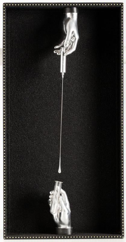 Escultura de mãos interligadas em cordel