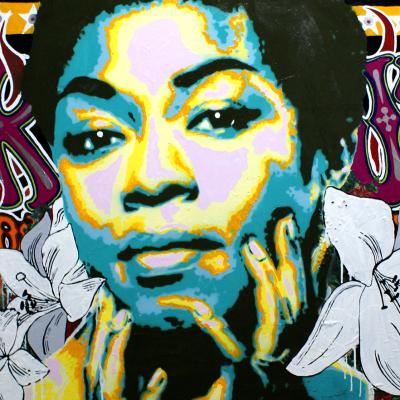 Retrato artístico de mulher com flores e fundo colorido