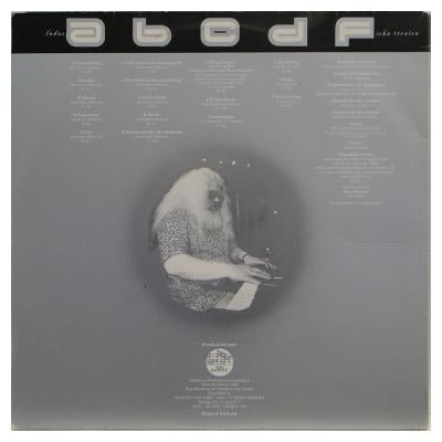 Capa de álbum de música com artista ao piano, from the Music collection