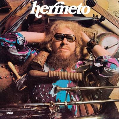Hermeto Pascoal entre instrumentos musicais icônicos
